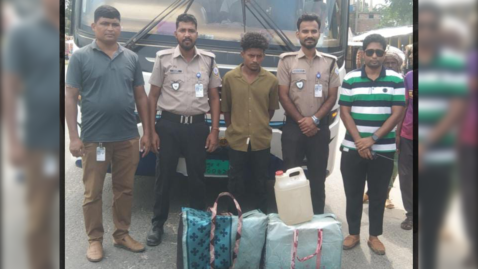 সৈয়দপুরে বাস থেকে ১০০ লিটার চোলাই মদ উদ্ধার, আটক ১